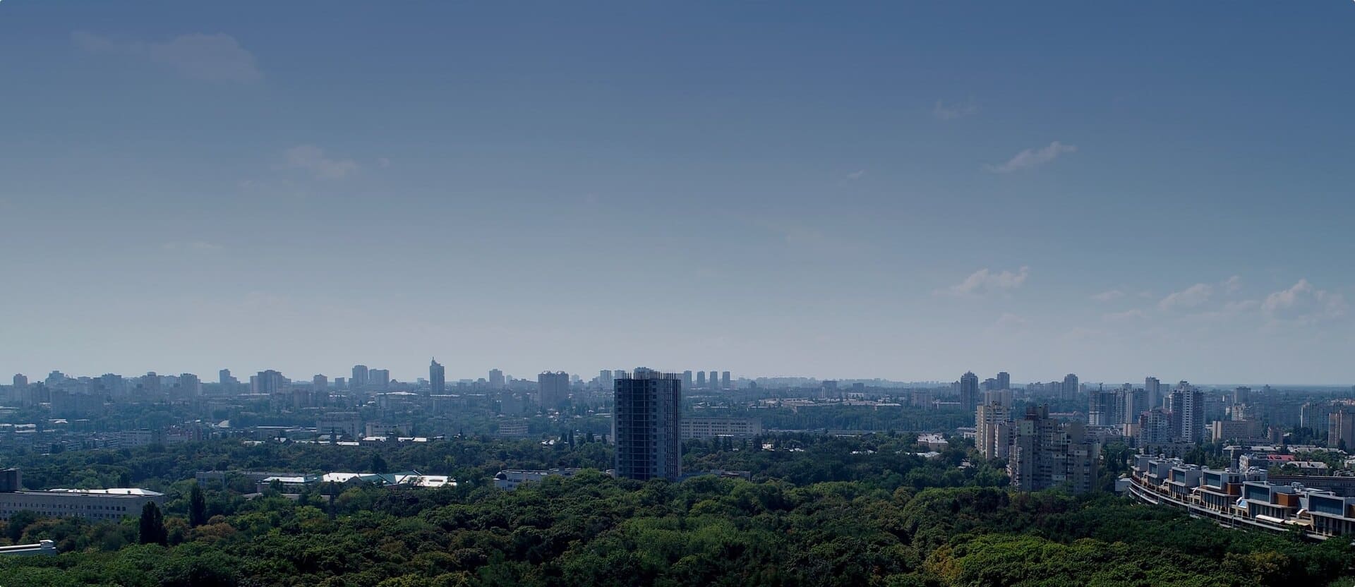 Панорамні вікна з краєвидом на парки та місто